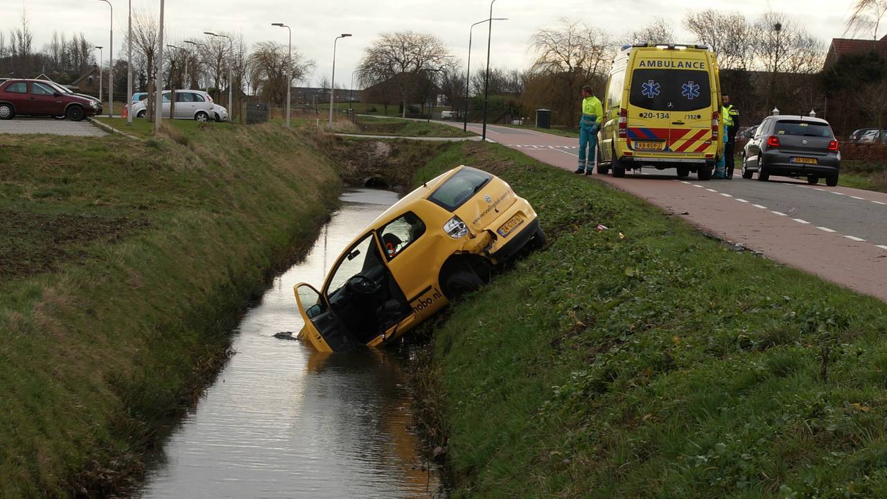 De auto te water aan de Middenweg in Andel (Foto: Anja van Beek, Foto Persbureau Midden Brabant)