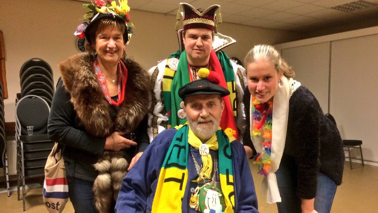 Louis Schenk samen met zijn gezin nadat hij tot erelid was benoemd van C.V. De Sanegeit.