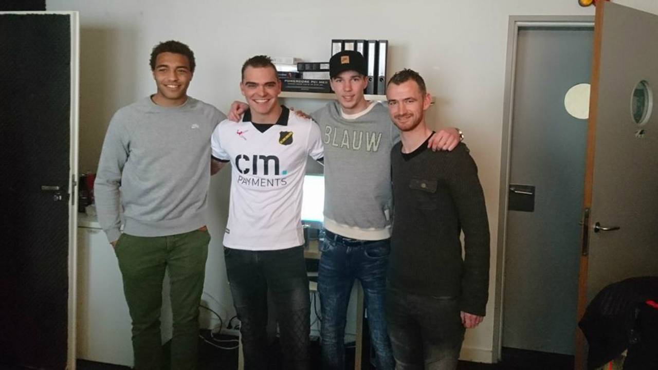 Cyriel Dessers, zanger Evert van Huygevoort, Arno Verschueren en aanvoerder Robbie Haemhouts