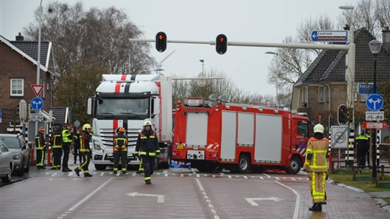 Fietsster komt onder vrachtwagen. (foto: Nick den Boer/GinoPress)