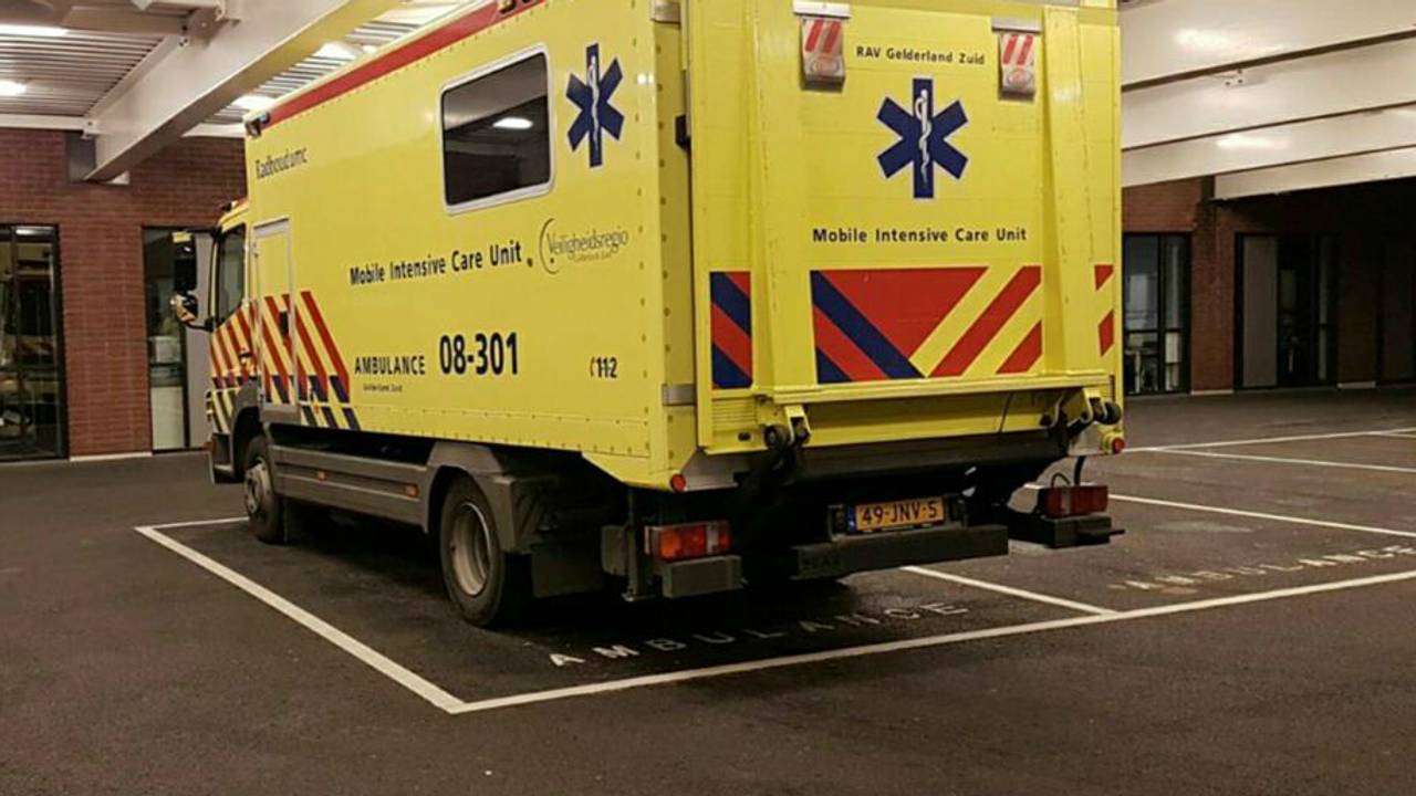 In de ambulance, ingericht als intensive care, werd iemand vervoerd die in levensgevaar was.