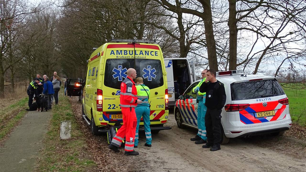 Wie is de bestuurder van de zwarte auto? (Foto: Ginopress)