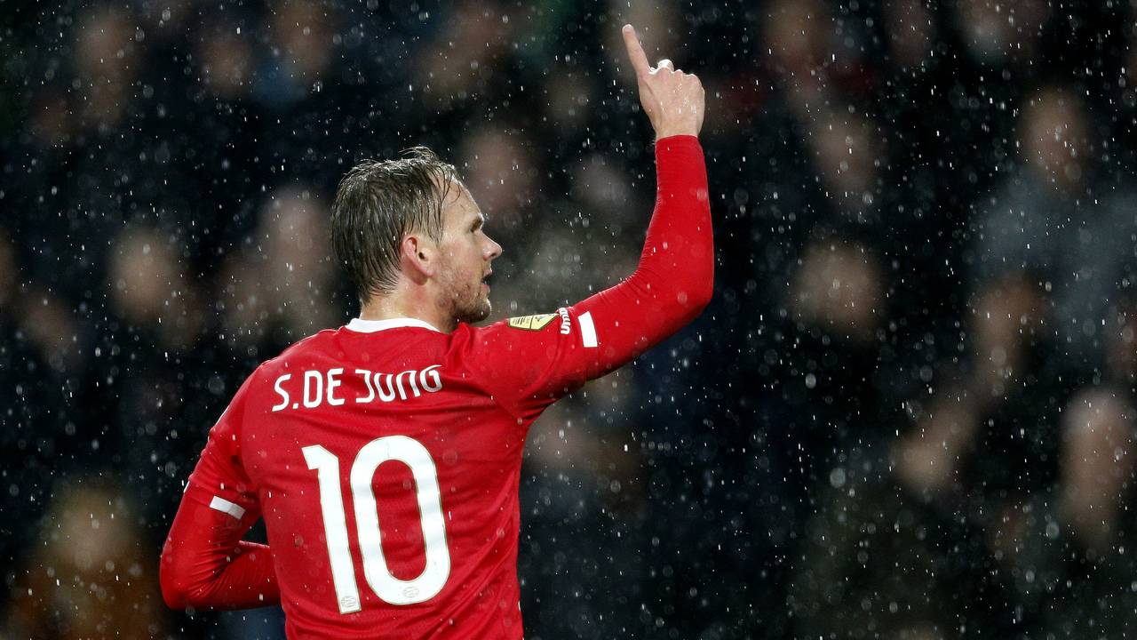 Reden voor Siem de Jong om te juichen, hij scoort twee keer tegen PSV (foto: VI Images).