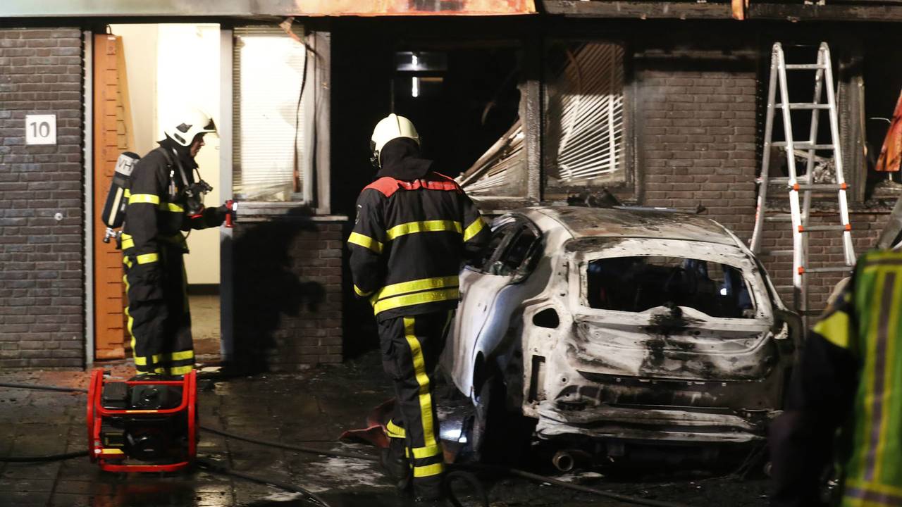 Het vuur vloeg over naar de huizen. (Foto: SQ Vision)