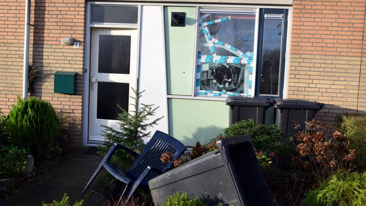 Opnieuw een enorme ravage bij de woning (Foto: Alexander Vingerhoeds/Obscura Foto)