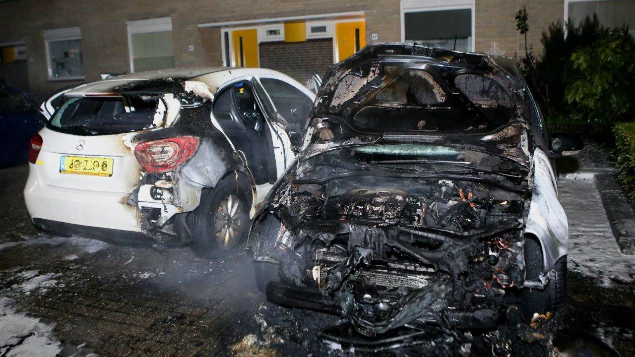 De auto's konden niet worden gered. (Foto: Bart Meesters)