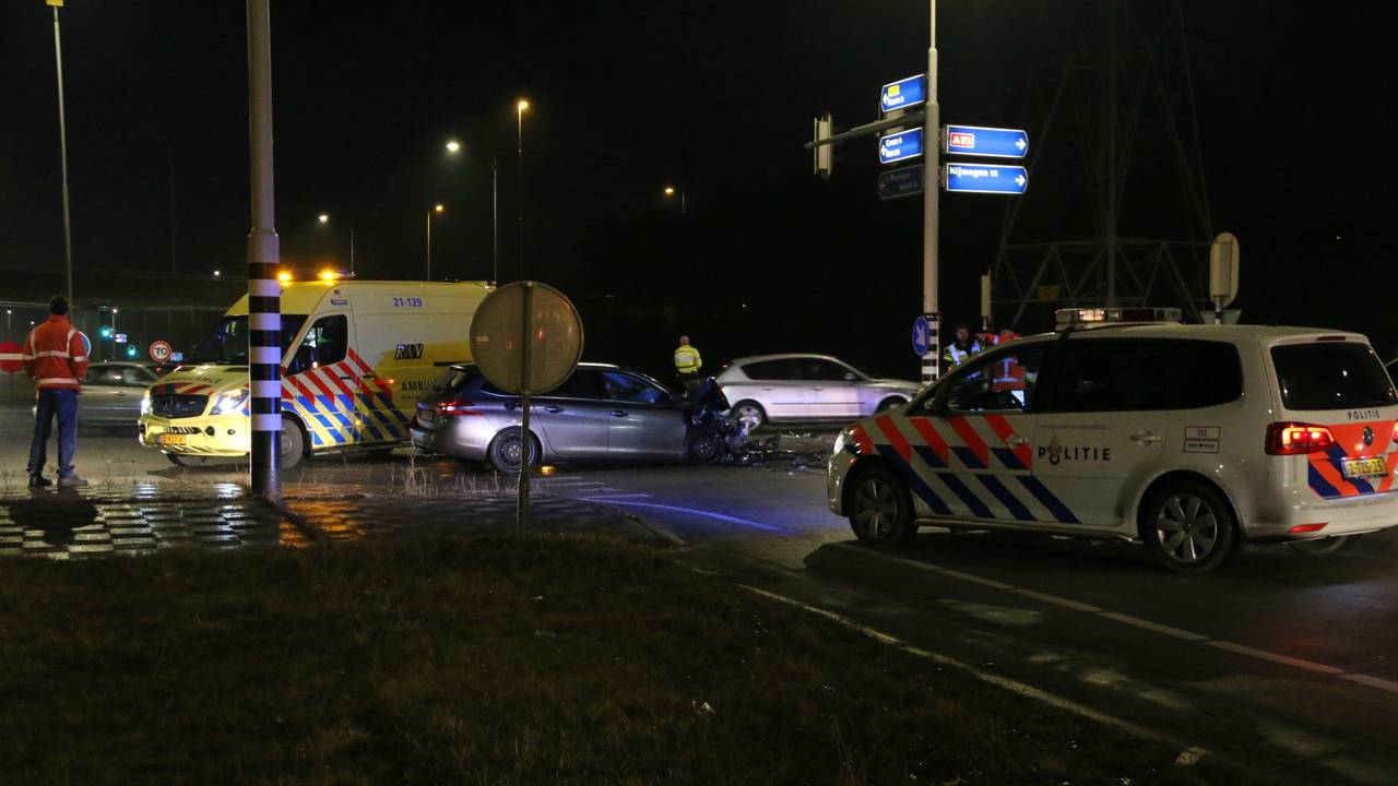 De bestuurder van de auto is nagekeken in een ambulance. (Foto: SK Media)