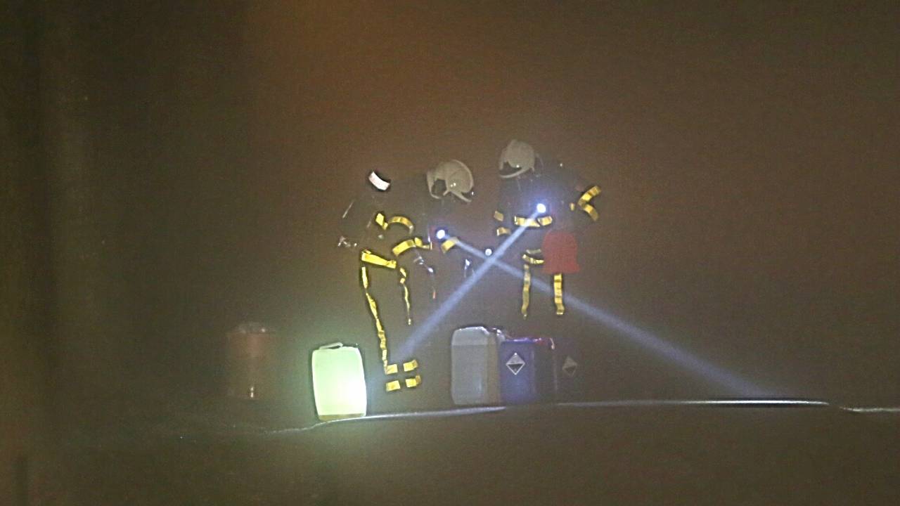 Vaten met drugsafval gedumpt. (foto: Alexander Vingerhoeds/Obscura Foto)