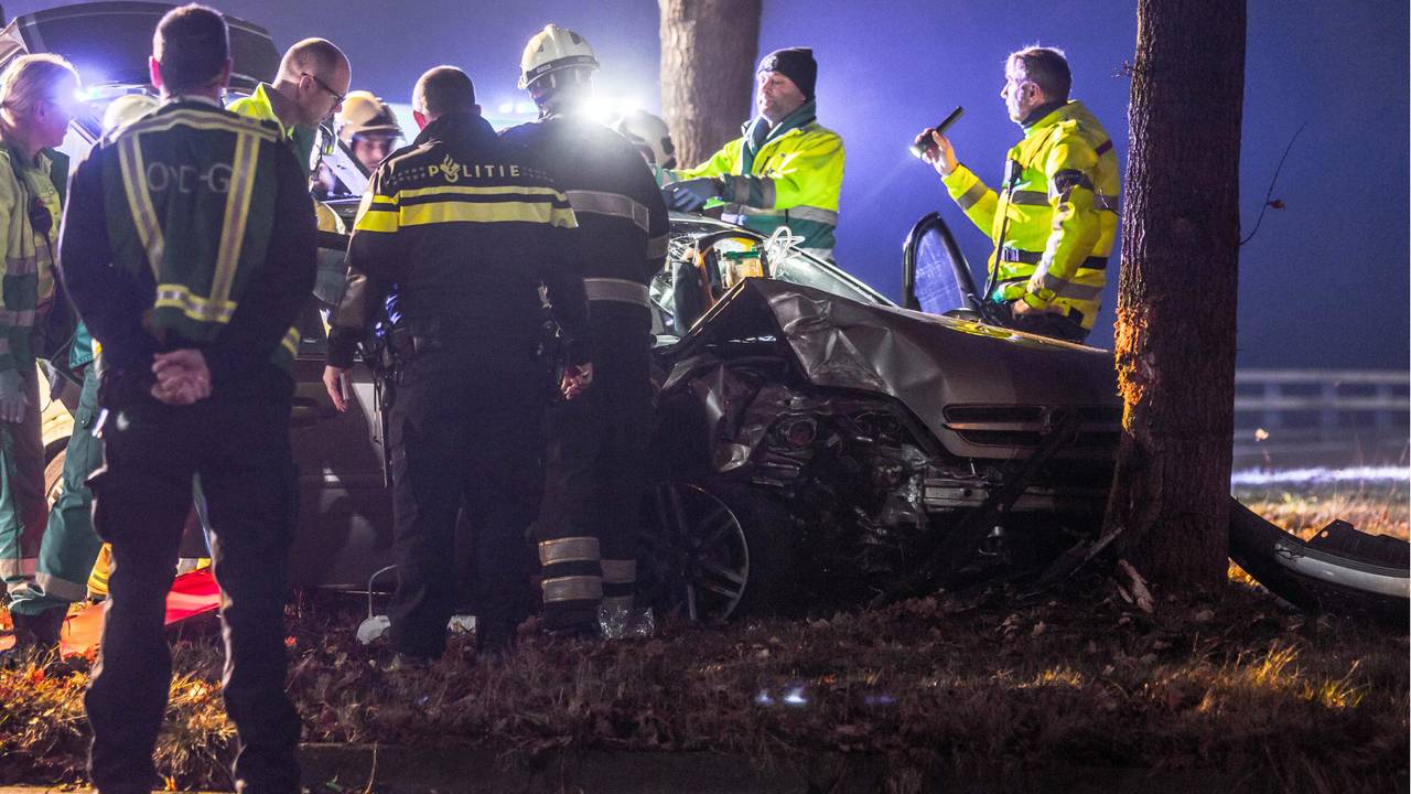 De man moest uit zijn auto worden bevrijd. (foto: Rob Engelaar)