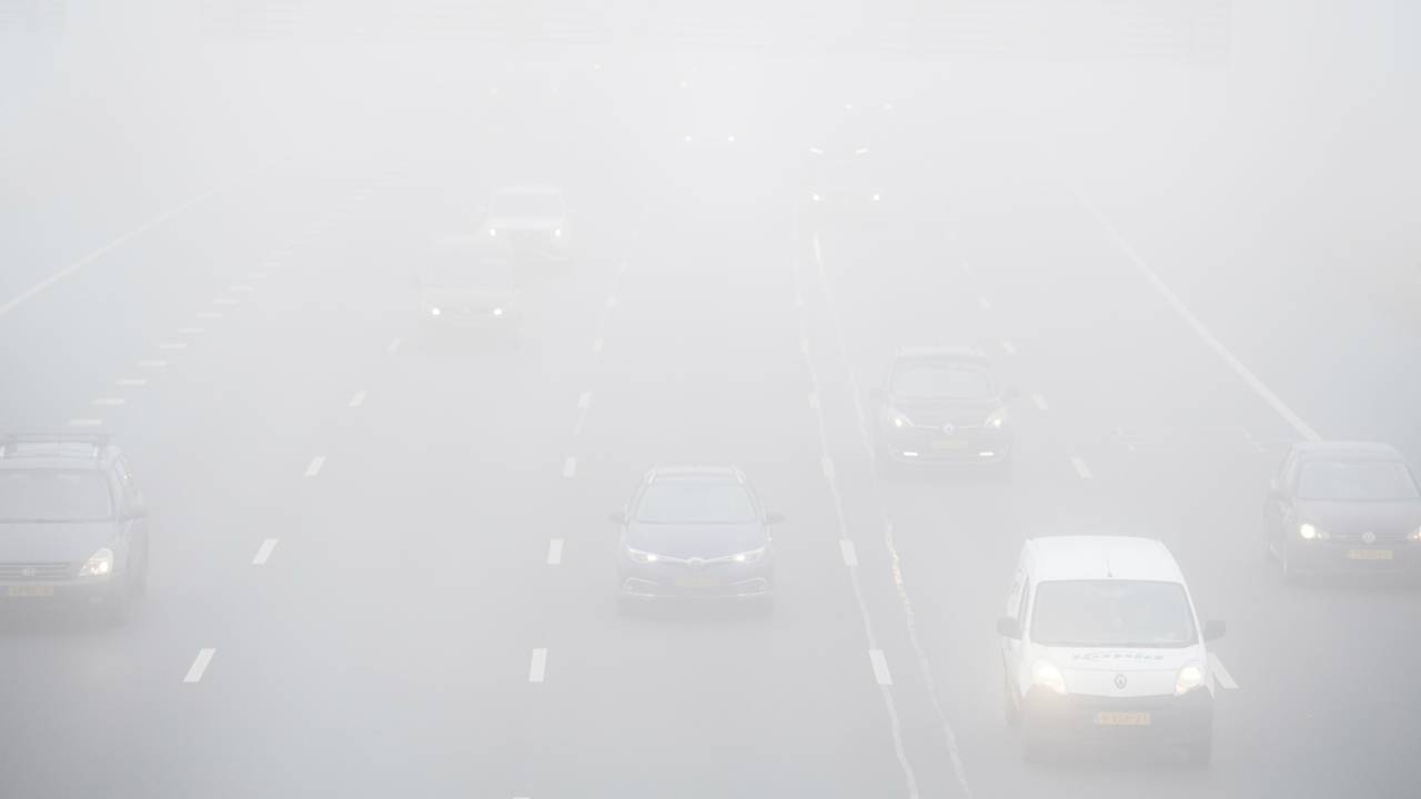 Het zicht is plaatselijk minder dan 170 meter. (foto: ANP)
