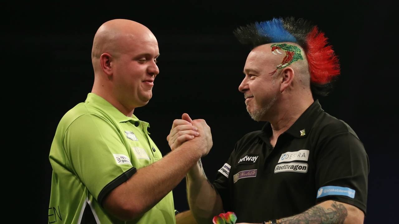 Michael van Gerwen en Peter Wright in de Premier League Darts (foto: VI Images)