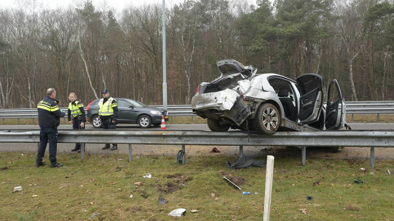 Hoe de auto op de vangrail belandde, is niet bekend. (Foto: Tom van der Put/SQ Vision)