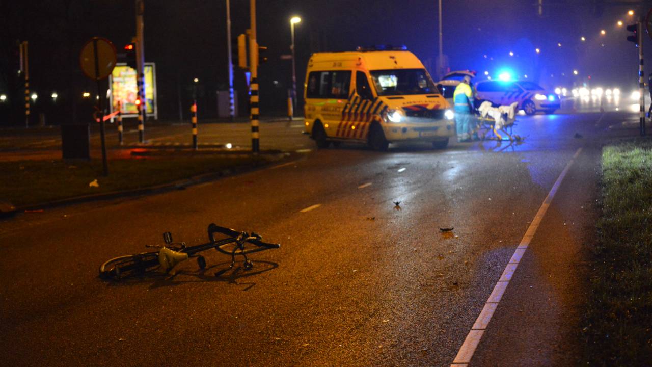 Fietser zwaargewond bij botsing met motorrijder op kruising in Breda