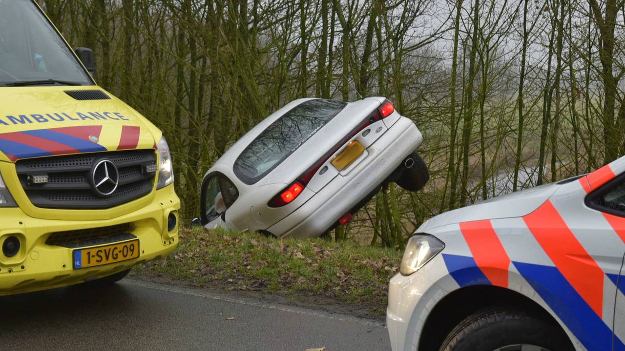 Auto op zijn kant Berkel-Enschot. (foto: Jules Vorselaars/JV Media)