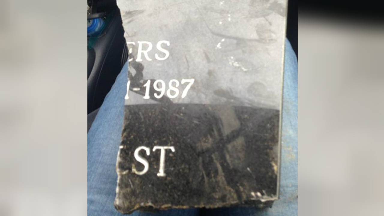 Stuk van een grafsteen (Foto Cynthia Hoezen)