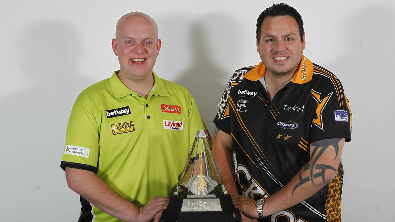 Michael van Gerwen en Adrian Lewis (foto: Lawrence Lustig/PDC)