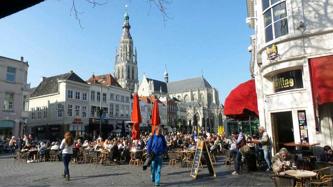 Volle terrassen in Breda. (Foto: Henk Voermans)