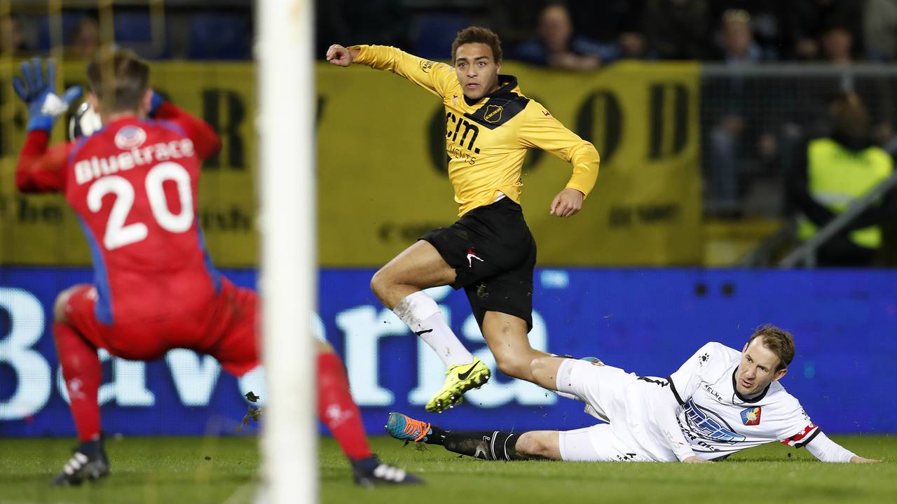 Cyriel Dessers maakte de enige treffer voor NAC tegen Telstar (foto: VI Images)