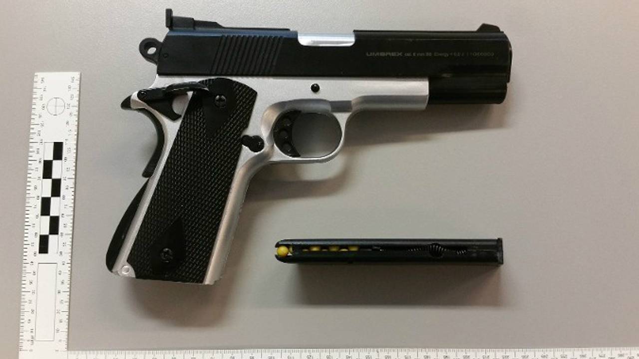 Een airsoftwapen, niet datgene wat in Breda gebruikt werd (archieffoto: politie Roosendaal).