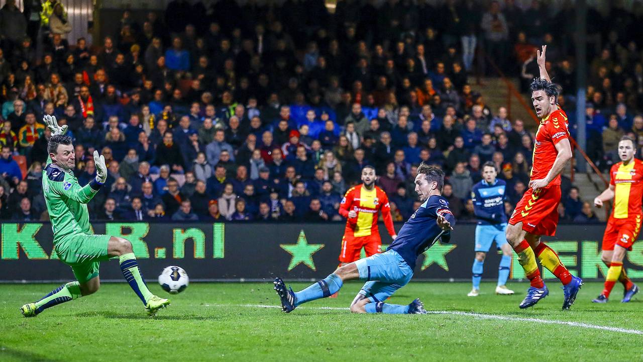 Luuk de Jong scoort tegen Go Ahead Eagles (foto: VI Images).