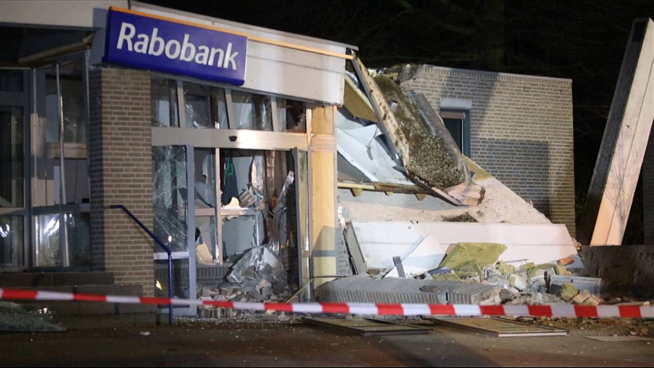 Enorme schade na de plofkraak bij de geldautomaat in Vinkel.