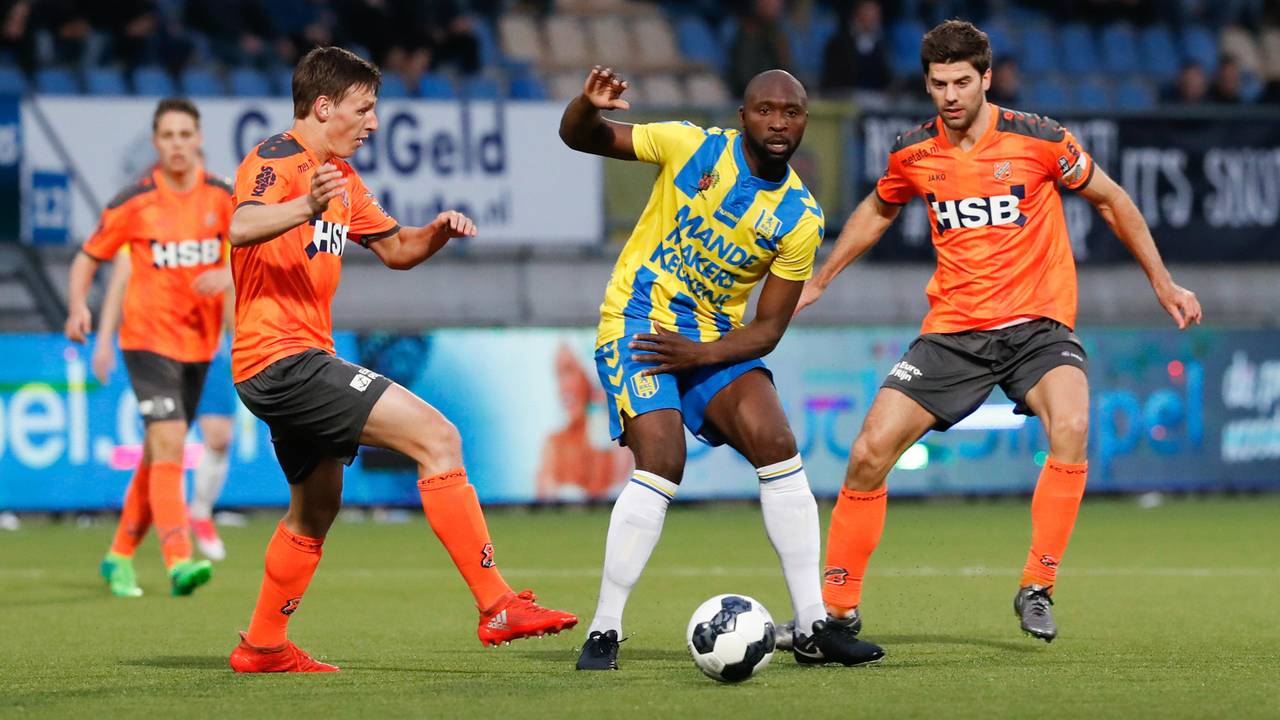 Evander Sno (midden) in actie tegen FC Volendam (foto: OrangePictures).