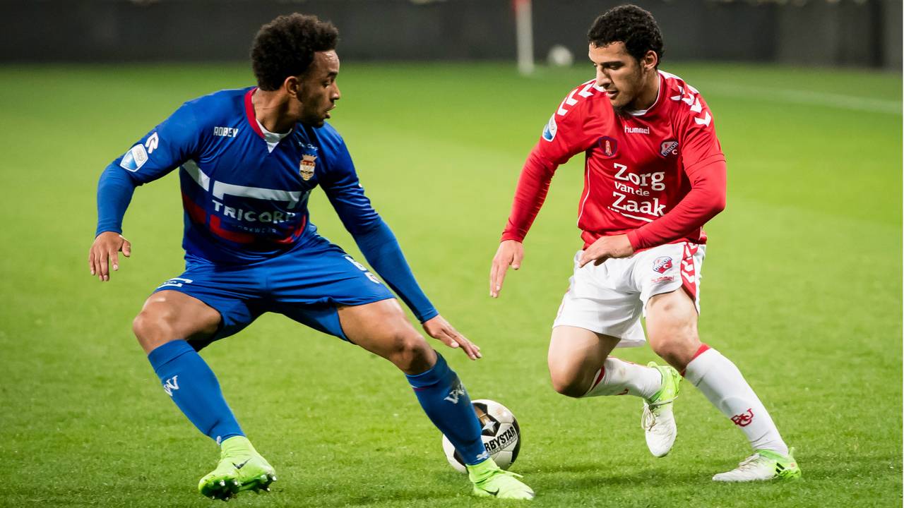 Funso Ojo probeert Yassin Ayoub tegen te houden. Foto: VI Images