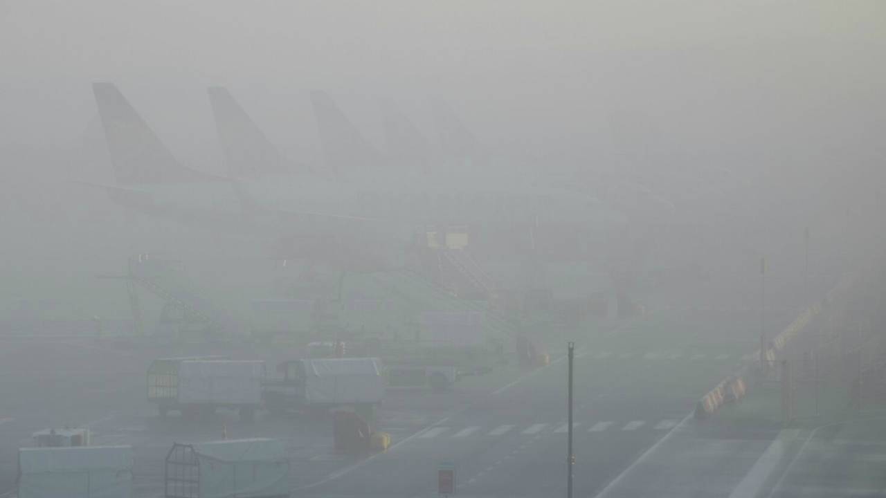 Eindhoven Airport had zondagochtend last van de mist. (Foto: SQ Vision)