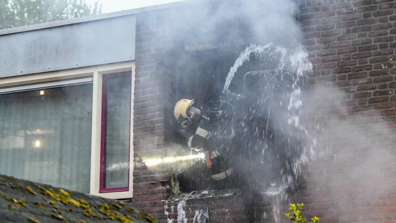 De brand verwoestte de bovenverdieping. (Foto: Sem van Rijssel/SQ Vision)