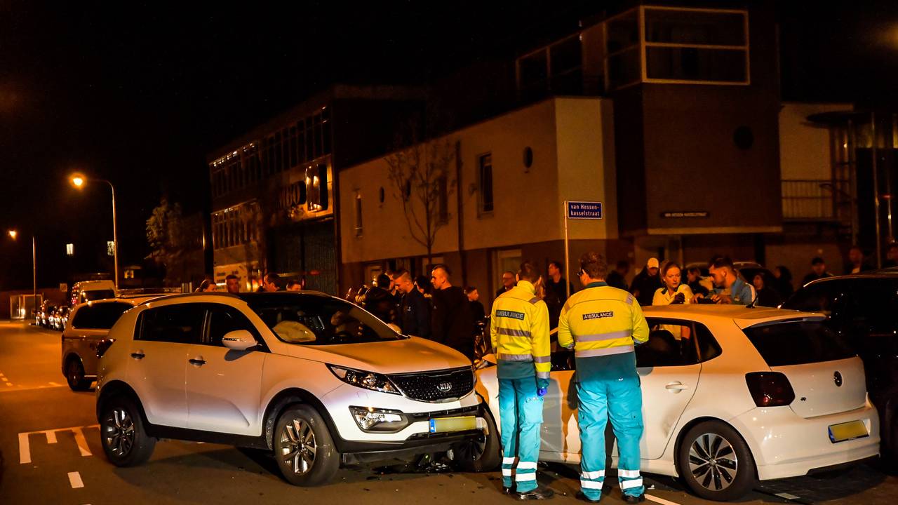 Ook een geparkeerde auto werd geraakt. (Foto: Jack Brekelmans)