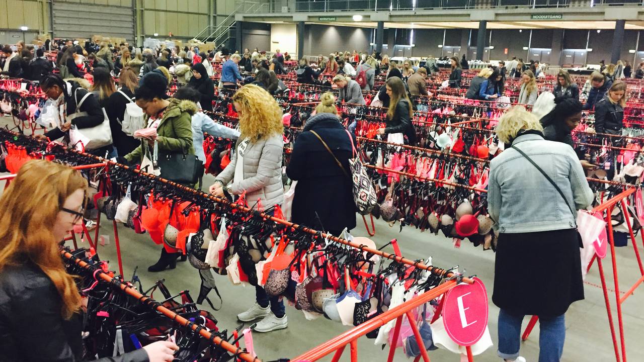 Vrouwen neuzen tussen de lingerie