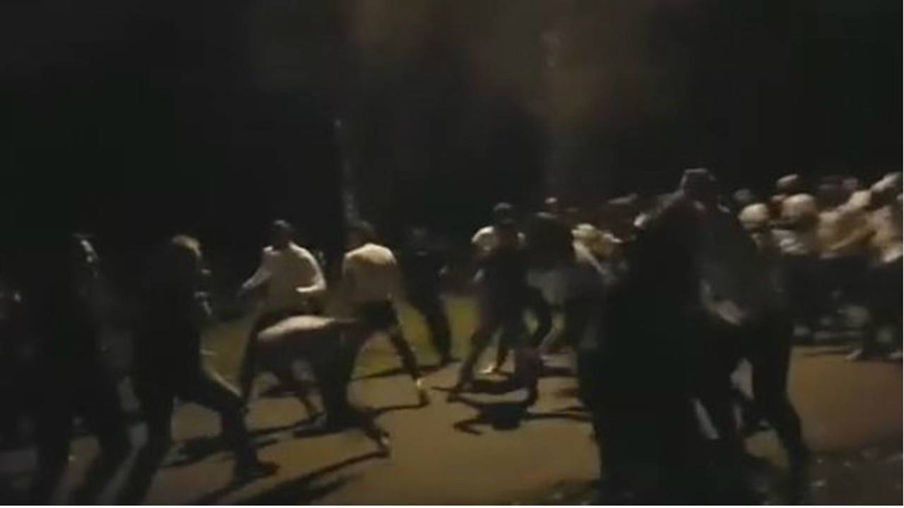 Fragment uit de video van de vechtende 'voetbalfans'. (Afbeelding: Omroep Gelderland)