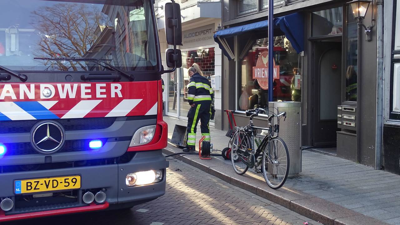 De brandweer bluste het vuur. (Foto: AS Media)