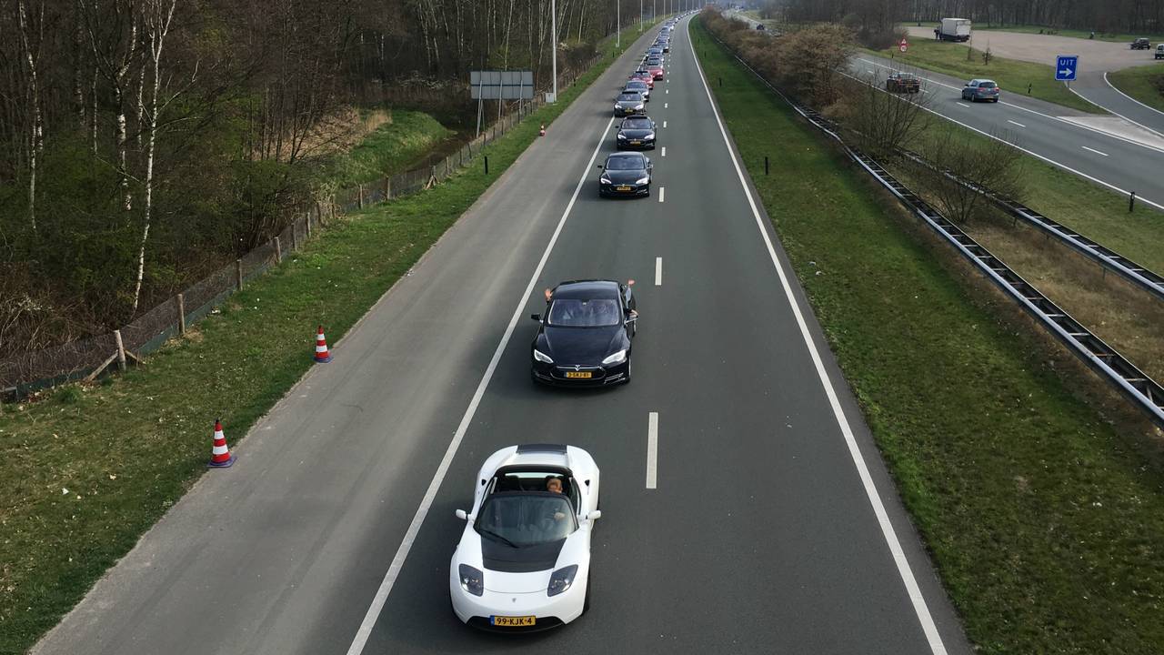 Zondag reed een stoet van 746 elektrische voertuigen over de snelweg tussen Helmond en Eindhoven.
