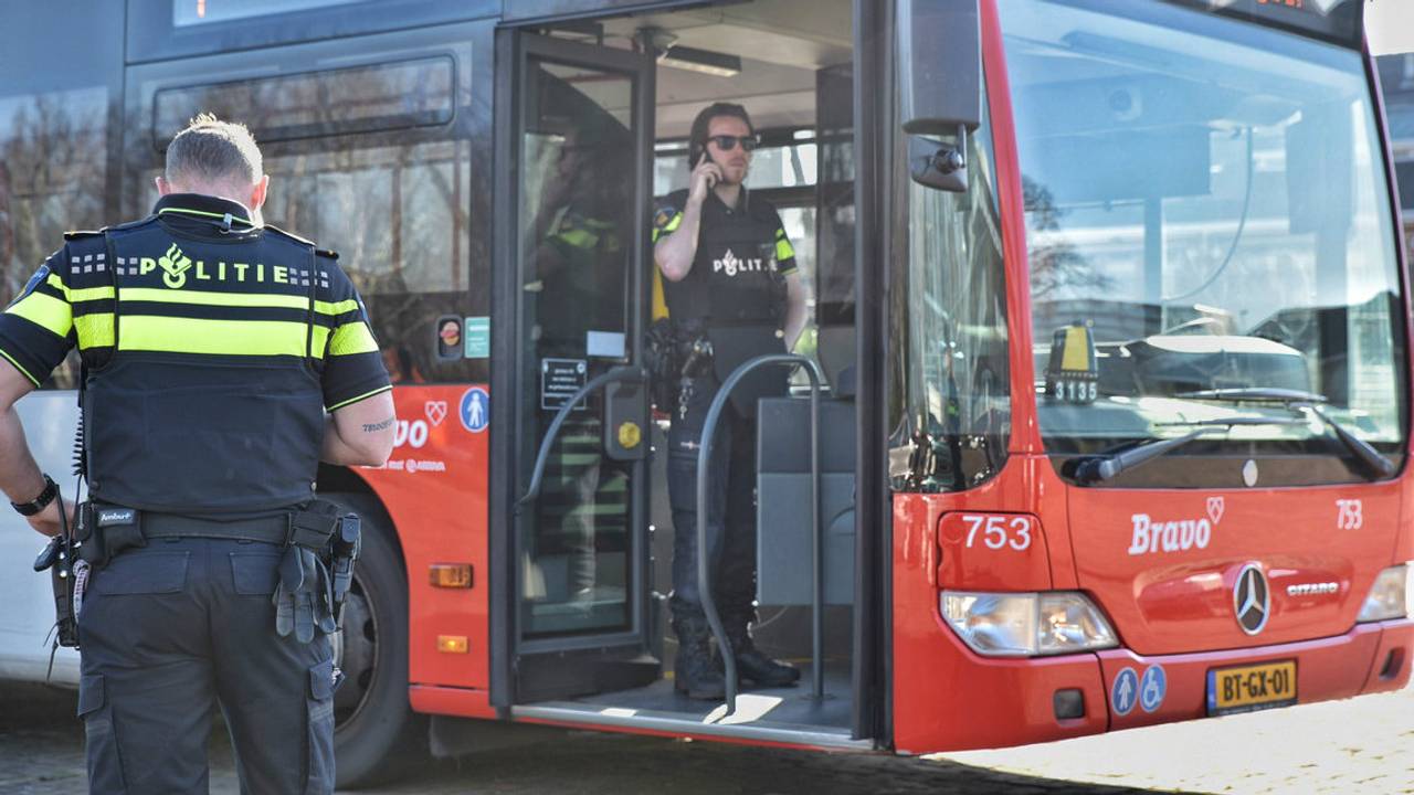 Politie zet bus aan de kant. (Foto: oby de Kort/De Kort Media)
