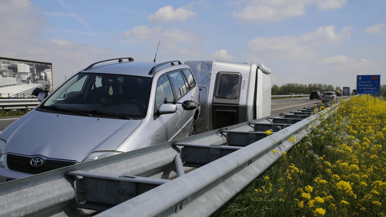 Caravan op zijn kant bij Den Hout. (foto: Marcel van Dorst)