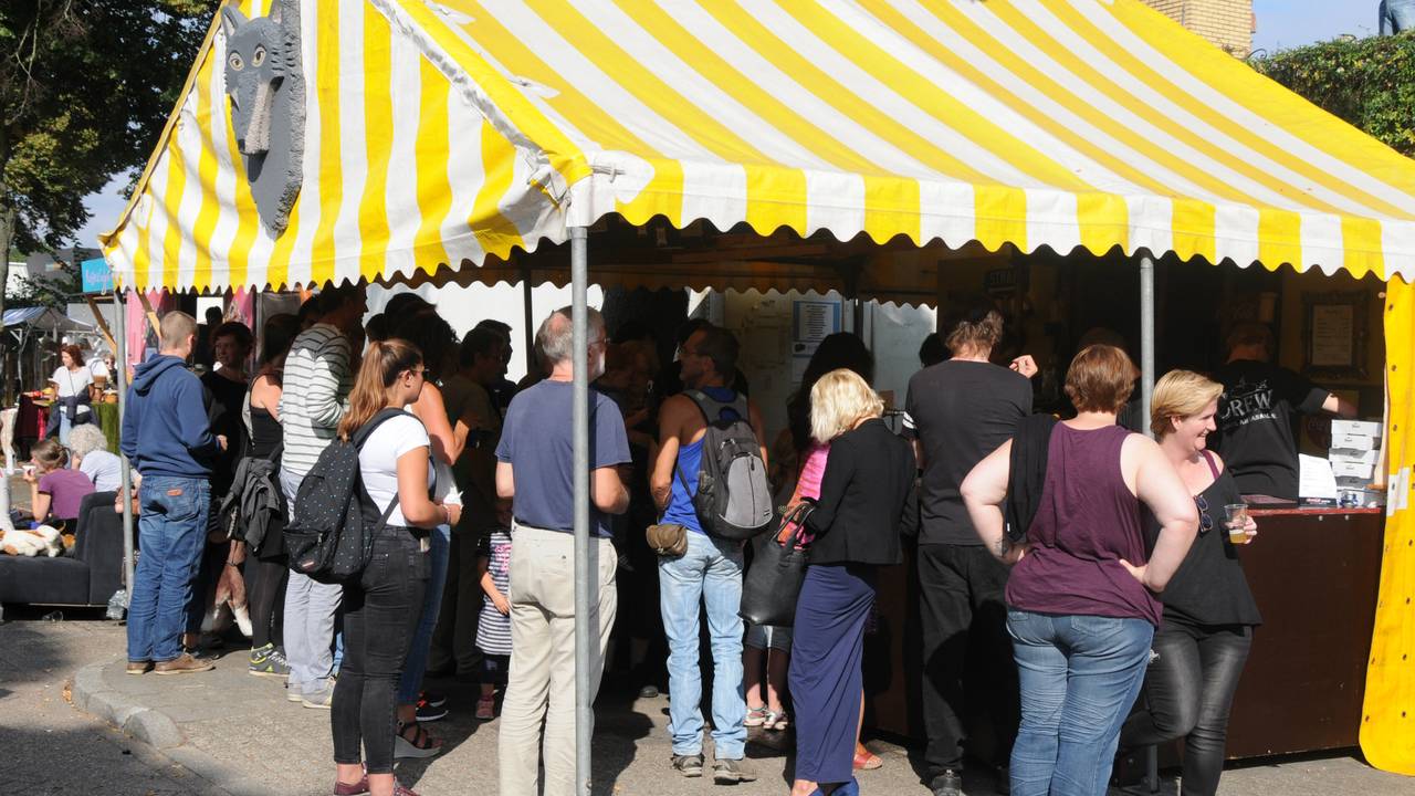 Het pronkstuk: de grote gele tent.
