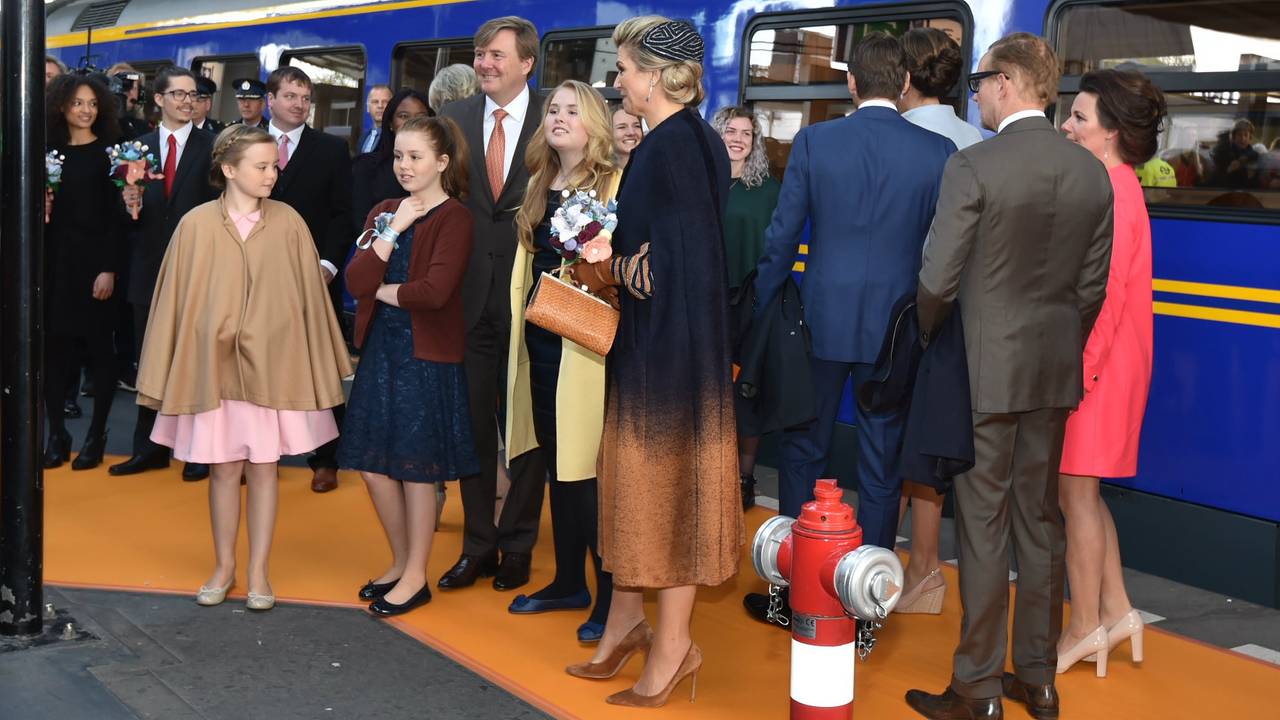 Máxima stapt uit op station Tilburg...in een jurk van Timiniau! (Foto: NS)