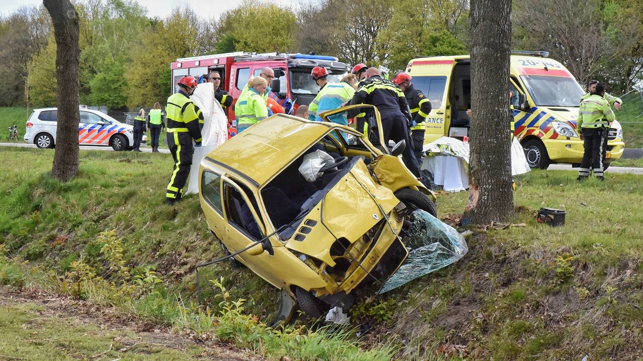 De bestuurder van de auto is zwaargewond naar een ziekenhuis gebracht (foto: Toby de Kort).