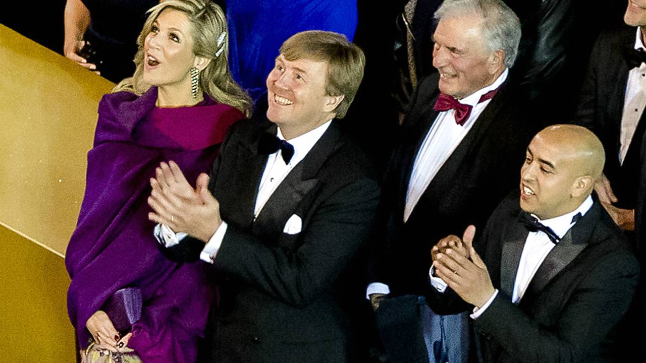 Mohamed Yahia naast het koninklijk paar op een groepsfoto. (foto: ANP)