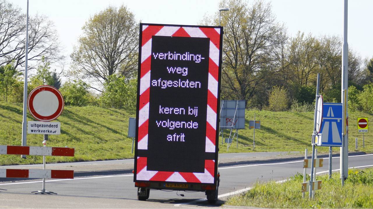 De afrit werd urenlang afgesloten. (Foto: AS Media)