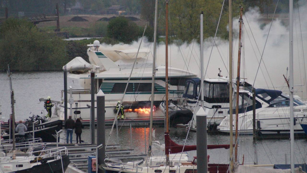 Jacht uitgebrand in haven Heusden. (foto: Anja van Beek)