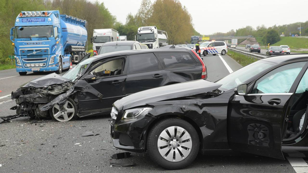 Twee gewonden bij botsing op A59. (foto: Tom van der Put/SQ Vision)