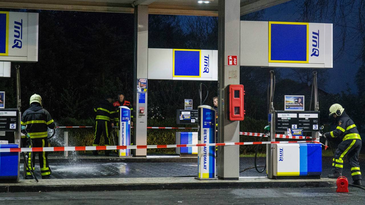 De brandweer heeft het tankstation afgezet. (Foto: Alexander Vingerhoeds/Obscura Foto)