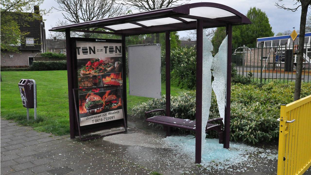 De jongeren sloopten onder meer een bushokje. (Foto: Marvin Doreleijers/FPMB)