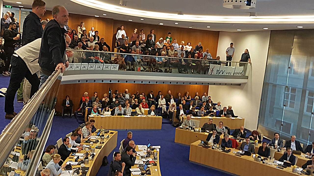 Drukte op de publieke tribune