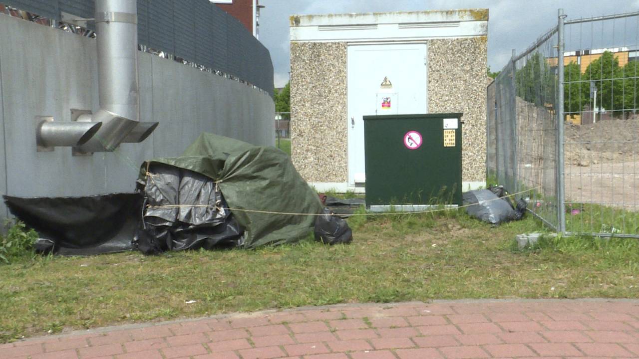 Foto: De tent waarin Joke woont nadat haar caravan door brand werd verwoest