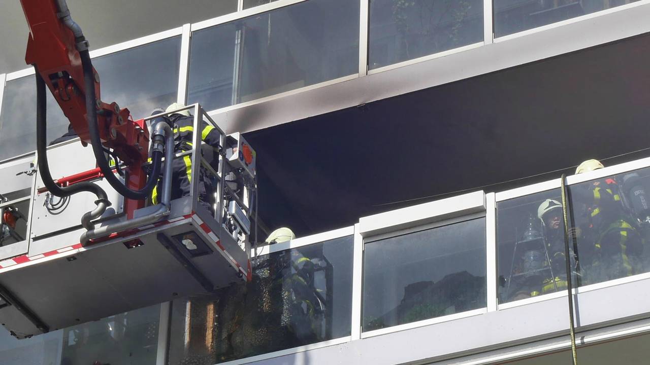 De brand woedde op een balkon . (Foto: Perry Roovers/SQ Vision)