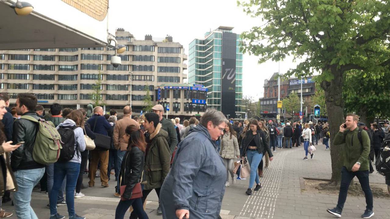 Drukte op het station van Eindhoven. (Foto: @AnjaJosTweet/Twitter)