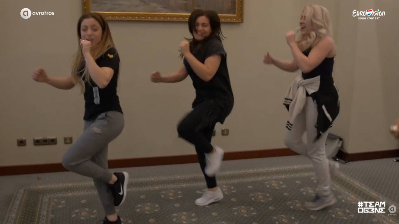 De meiden dansen zich in het zweet (foto: YouTube)